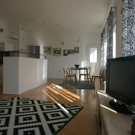 The Riverside - Downtown Apartment *